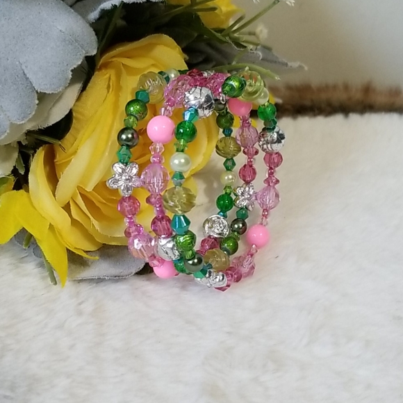 🥳4/$20 NWT Green and pink beaded coil bracelet - Picture 2 of 3